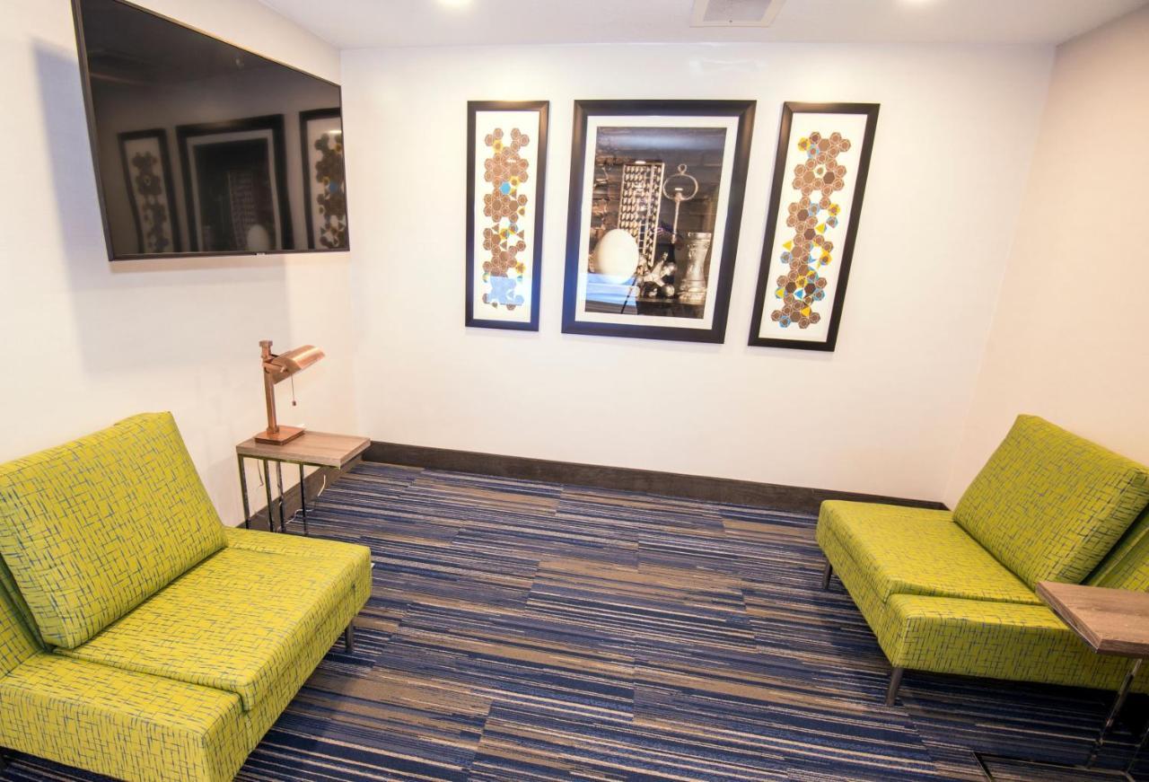 Holiday Inn Express Hotel & Suites-Hinton By Ihg Exterior foto